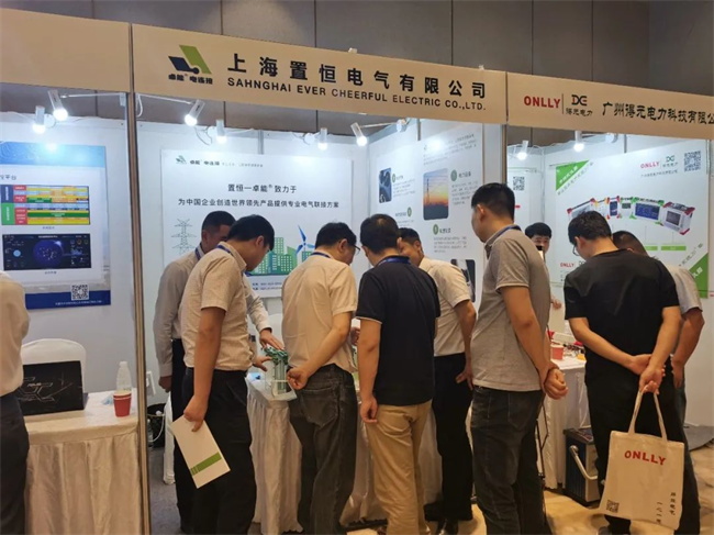 置恒工作人員向行業(yè)專家領(lǐng)導(dǎo)介紹產(chǎn)品 置恒攜卓能電連接產(chǎn)品受邀參加第十一屆中國智能電網(wǎng)學(xué)術(shù)研討會(huì)(圖3)